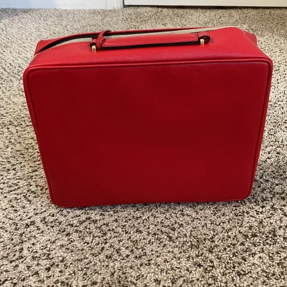 NWOT Red zip up travel bag by Estée Lauder with gold hardware - Picture 3 of 9